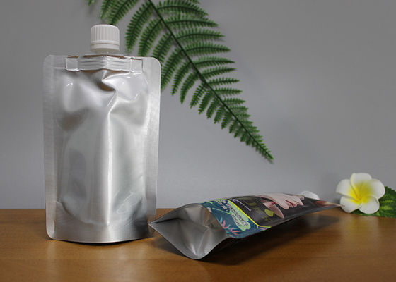 Τοποθετημένες σε στρώματα τσάντες συσκευασίας Doypack συνήθειας λαβή με τους σωλήνες για τον υγρό χυμό