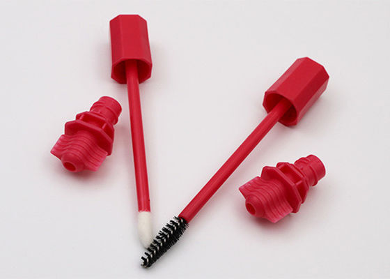 Κόκκινο πλαστικό ακροφύσιο σωλήνων με τη βούρτσα για το κραγιόν Sacket ή Mascara την τσάντα