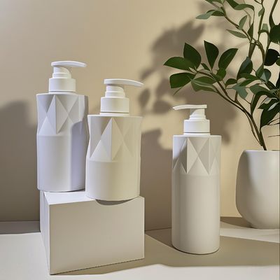 Πυκνωτό σχήμα PET καλλυντικό μπουκάλι με πίεση αντλία και προσαρμοσμένο λογότυπο 5000pcs MOQ 15-35 ημέρες παράδοση