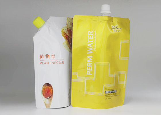 Το υγρό πλαστικό φύλλων αλουμινίου αργιλίου έριξε τις σακούλες στάσεων επάνω με το λογότυπο συνήθειας για το γάλα χυμού